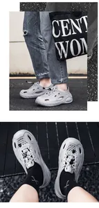 Detail von grauen EVA-Clogs mit verstellbaren Schnürsenkeln und atmungsaktivem Design