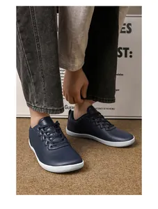 Vista laterale di scarpe casual da uomo blu navy con suole piatte in gomma bianca