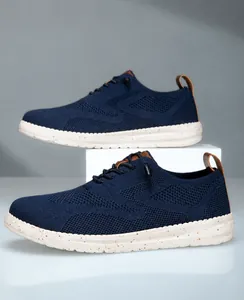 Detaillierte Nahaufnahme dunkelblauer, atmungsaktiver Strick-Sneaker für Herren