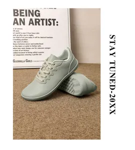 Dettaglio di scarpe casual verde chiaro con occhielli ondulati e suole esagonali antiscivolo