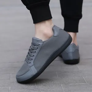 Ademende grijze wandelschoenen voor heren met brede neus en flexibele zwarte zool