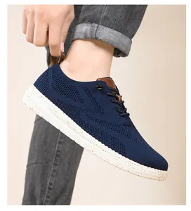 Detail von marineblauem Mesh-Wanderschuh mit weißer gesprenkelter Sohle und Lederakzenten