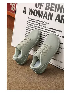 Dettaglio di scarpe casual in pelle verde chiaro con design a occhielli ondulati e lacci abbinati