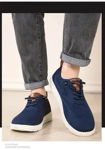 Tragebild von atmungsaktiven marineblauen Strick-Sneakern mit gesprenkelter Sohle