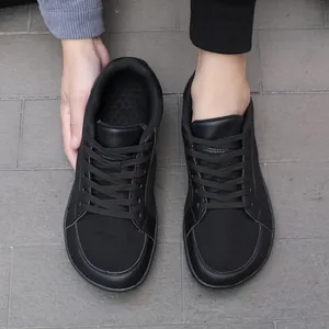 Minimalistische zwarte blotevoetenschoenen met brede neus en ademend mesh weefsel