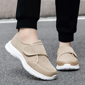 Scarpe da camminata in mesh kaki traspirante con velcro e suola sportiva bianca