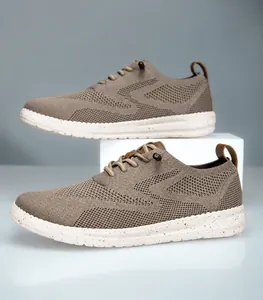 Detail der atmungsaktiven Flyknit-Oberseite und gesprenkelten Dämpfungssohle am Schuh
