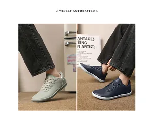 Primo piano di scarpe casual basse in verde chiaro e blu navy con suole in gomma bianca