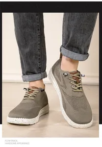 Khaki atmungsaktive Strick-Sneaker mit gesprenkelter Gummisohle am Fuß für Herren im Detail