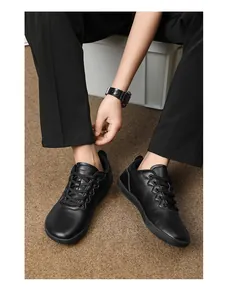 Dettaglio delle scarpe casual in pelle nera da uomo con lacci e suola in gomma sulla foto