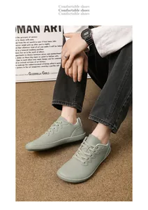 Dettaglio scarpe casual verde chiaro stile a piedi nudi in ecopelle con suola sottile