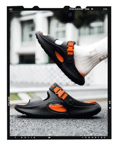 Nahaufnahme der schwarz-orangen Sport-Sandalen mit verstellbaren Schnallen und Belüftung
