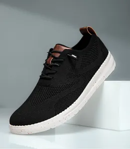 Details vom schwarzen atmungsaktiven Mesh-Laufschuh mit braunen Akzenten und Elastik