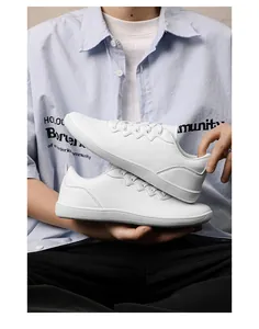 Dettaglio della sneaker bianca casual low-top in similpelle presentata da un modello