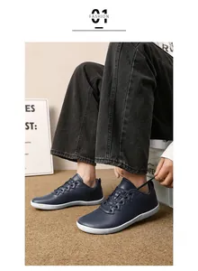 Dettaglio della sneaker casual in pelle blu marina con suola piatta in gomma bianca