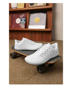 Dettaglio di sneakers bianche in pelle su uno skateboard con sfondo vintage