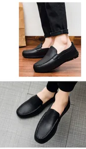Détails de mocassins en cuir noir avec coutures à la main et texture grainée fine