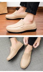 Gros plan de mocassins en cuir beige avec coutures à la main et semelles en caoutchouc