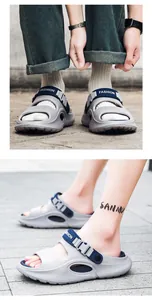 Nahaufnahme leichter hellgrauer Herren-Sportsandalen mit rutschfester dicker EVA-Sohle