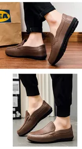 Détail du mocassin en cuir marron avec coutures à la main et semelle en caoutchouc souple