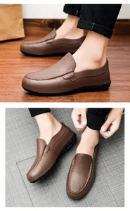 Détail de mocassins en cuir marron avec coutures faites main et semelle en caoutchouc
