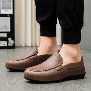 Mocassins décontractés en cuir marron foncé pour hommes avec coutures main et semelles gomme