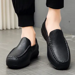 Mocassins pour hommes en cuir noir avec grain galet et design perforé respirant