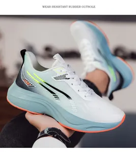 Detailansicht der leichten atmungsaktiven Laufschuhe mit abriebfester Gummisohle
