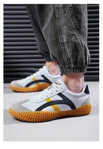 Seitenansicht der Leder-Freizeitschuhe mit Streifen und strukturierter Gummisohle