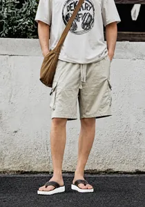 Vue extérieure d'un short cargo kaki décontracté pour homme avec taille à cordon et poches