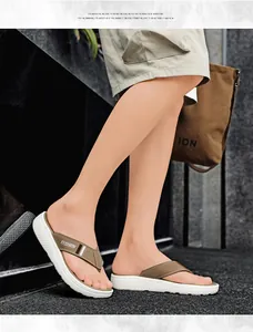 Tongs décontractées marron pour homme avec semelle épaisse blanche et texte fashion