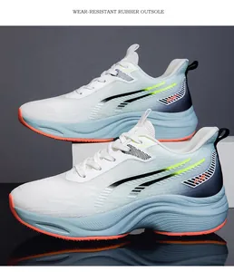Details der verschleißfesten Gummisohle und des atmungsaktiven Mesh bei Laufschuhen