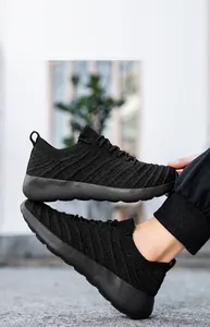 Détail de la tige en maille noire respirante et de la semelle coussinée de la chaussure