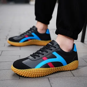 Klassische schwarze Leder-Tauziehschuhe mit rutschfester Noppensohle und blau-roten Streifen