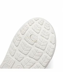Détail de la semelle en caoutchouc blanc cassé avec motifs antidérapants et taille 41