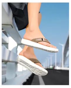 Vue détaillée des tongs kaki pour hommes avec une épaisse semelle blanche antidérapante