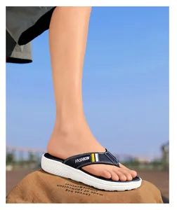 Détail de tongs bleu marine pour hommes avec semelle épaisse blanche et rayure latérale