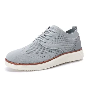 Grijze ademende mesh wandelschoenen voor heren met witte zool en bruine leren details