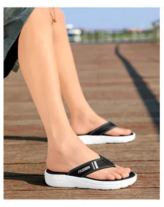 Tongs pour hommes avec semelles épaisses en nid d'abeille blanches et lanières noires
