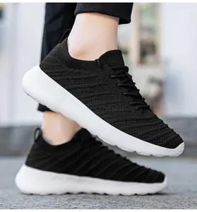 Détail de chaussures de sport en mesh noir respirant avec semelles blanches pour hommes et femmes