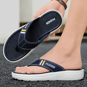 Tongs pour hommes bleu marine avec semelle compensée blanche et lanières mode