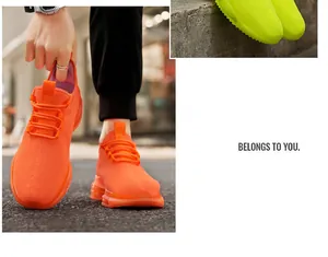 Detail der atmungsaktiven orangefarbenen Strick-Sneaker mit transparenter Dämpfungssohle