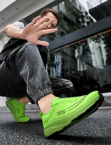 Nahaufnahme des leichten neongrünen Laufschuhs mit atmungsaktivem Mesh-Gewebe