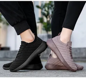 Vue détaillée de baskets en maille respirante noires et rose poudré avec texture côtelée