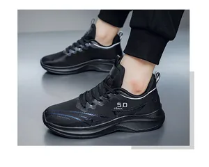 Dettaglio della tomaia in mesh traspirante e logo JGAK sulla scarpa da corsa leggera