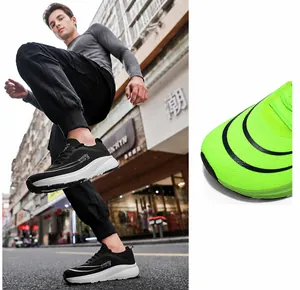 Detail des atmungsaktiven Mesh-Gewebes und der elastischen EVA-Sohle bei Laufschuhen