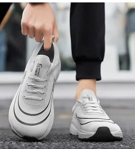 Makroaufnahme der atmungsaktiven Mesh-Textur und grauen Streifen an Herren-Laufschuhen