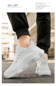 Draußen-Aufnahme weißer atmungsaktiver Mesh-Sneaker mit transparenten Luftpolstersohlen