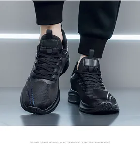 Vista dettagliata di scarpe da corsa in mesh nero con suole spesse indossate ai piedi