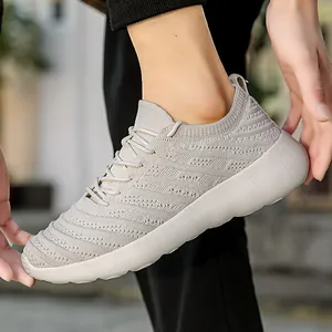 Chaussures de running en maille grise respirante avec semelle épaisse pour le sport